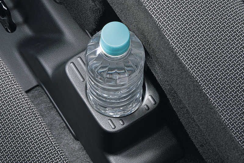 センターガーニッシュにもボトルホルダーを設置