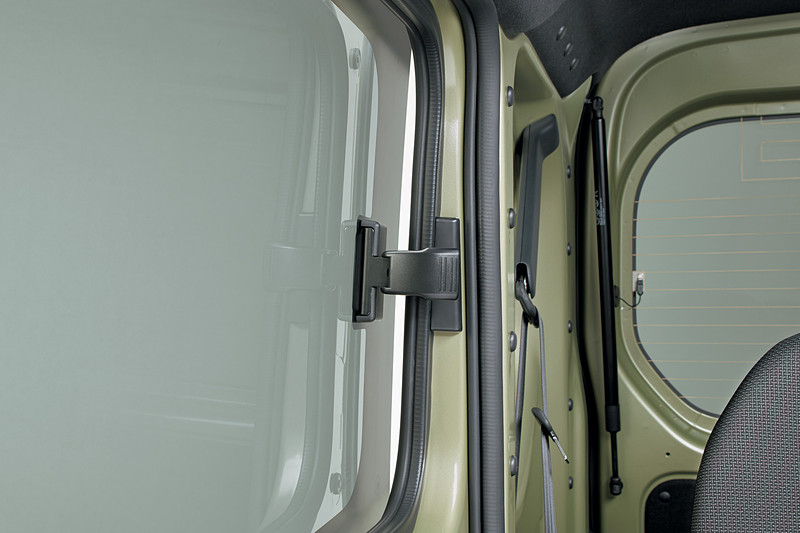 リアウィンドウはポップアップ機構付ガラスとなり、全開にはできない