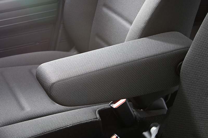 G以外のCVT車は運転席シートにアームレストが付く