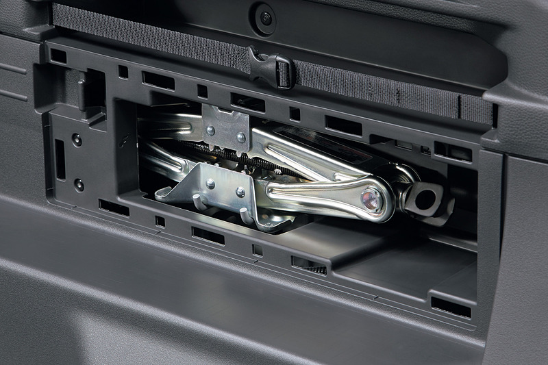 荷室側面にジャッキを収納