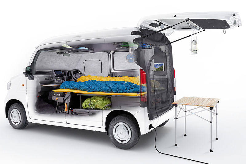 マルチボード、外部電源入力キット、簡易テーブル、ウィンドウメッシュを組み合わせた車中泊仕様