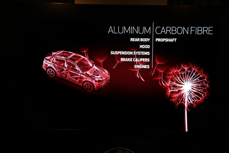 リアボディ、ボンネットフード、サスペンション、ブレーキキャリパー、エンジンなどにアルミニウムを、プロペラシャフトにカーボンファイバーを採用