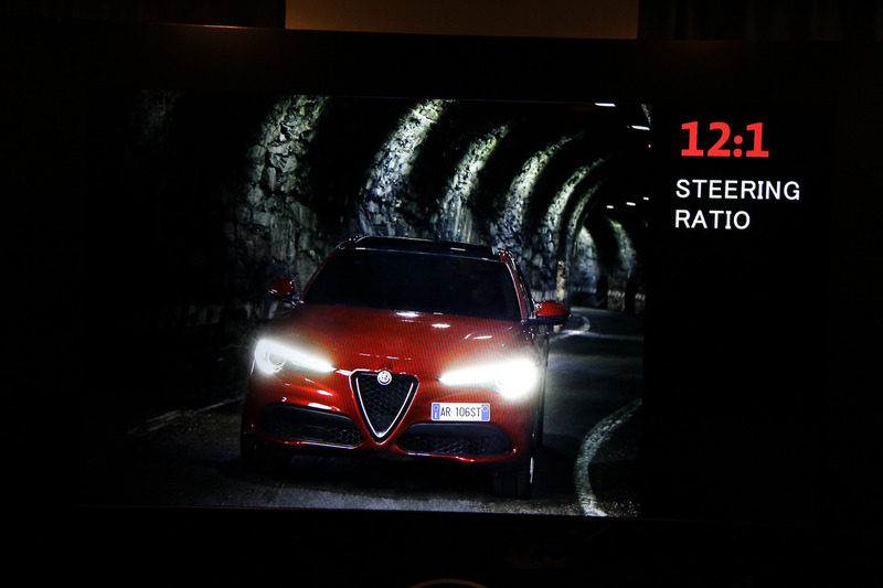ステアリングレシオは12：1