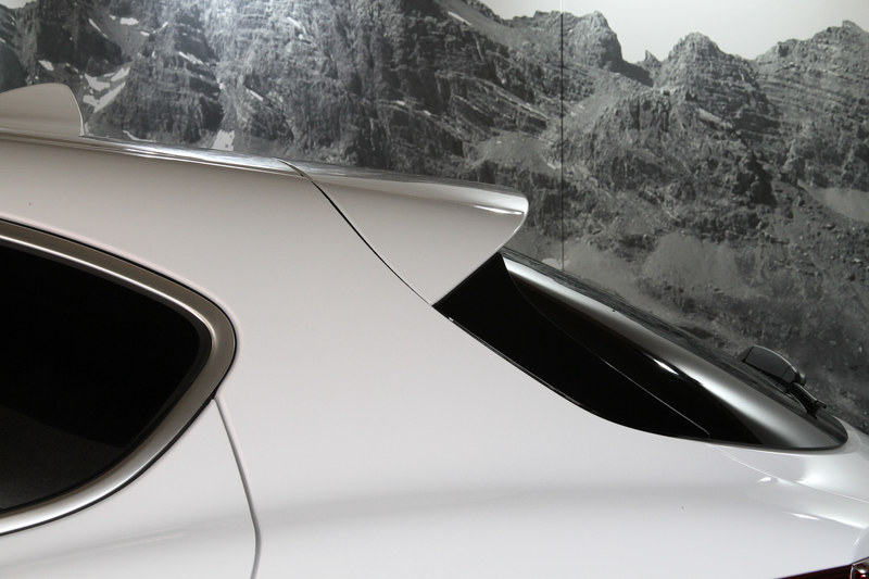 ファースト・エディションのヘッドライトはバイキセノン式で、LEDデイタイムランニングライトを備える。エンジンフードやフロントフェンダー、ドアアウターパネル、リアハッチには軽量なアルミニウム素材を採用し、理想的な前後重量配分や優れたパワーウェイトレシオを実現