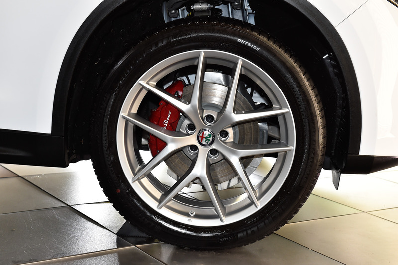 ファースト・エディションのヘッドライトはバイキセノン式で、LEDデイタイムランニングライトを備える。エンジンフードやフロントフェンダー、ドアアウターパネル、リアハッチには軽量なアルミニウム素材を採用し、理想的な前後重量配分や優れたパワーウェイトレシオを実現