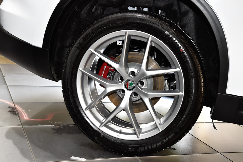 ファースト・エディションのヘッドライトはバイキセノン式で、LEDデイタイムランニングライトを備える。エンジンフードやフロントフェンダー、ドアアウターパネル、リアハッチには軽量なアルミニウム素材を採用し、理想的な前後重量配分や優れたパワーウェイトレシオを実現