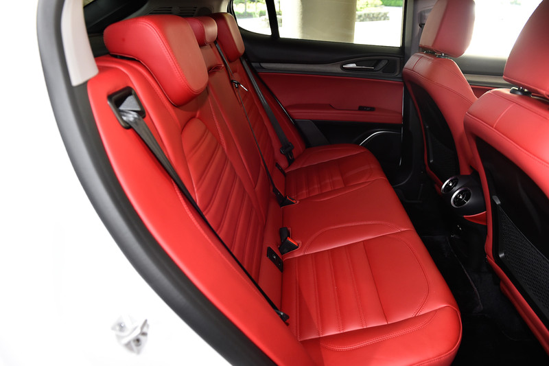 ファースト・エディションのインテリアではレザーシートをはじめ、8ウェイパワーシート（前席、運転席メモリー付）、レザーステアリング、ヒーテッドステアリングなどを装備。車載インフォテインメントシステム「Connectシステム」（8.8インチディスプレイ、音声認識機能付）も標準装備となる