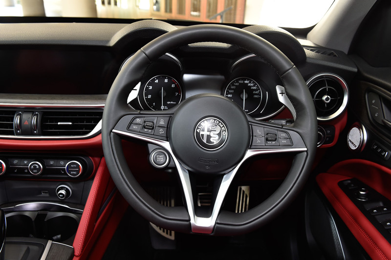 ファースト・エディションのインテリアではレザーシートをはじめ、8ウェイパワーシート（前席、運転席メモリー付）、レザーステアリング、ヒーテッドステアリングなどを装備。車載インフォテインメントシステム「Connectシステム」（8.8インチディスプレイ、音声認識機能付）も標準装備となる