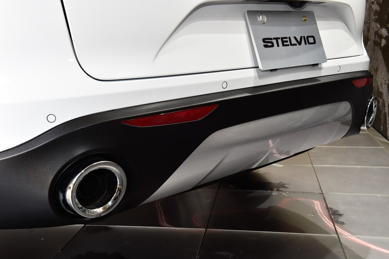 ファースト・エディションのヘッドライトはバイキセノン式で、LEDデイタイムランニングライトを備える。エンジンフードやフロントフェンダー、ドアアウターパネル、リアハッチには軽量なアルミニウム素材を採用し、理想的な前後重量配分や優れたパワーウェイトレシオを実現