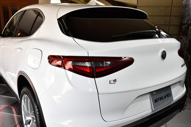 ファースト・エディションのヘッドライトはバイキセノン式で、LEDデイタイムランニングライトを備える。エンジンフードやフロントフェンダー、ドアアウターパネル、リアハッチには軽量なアルミニウム素材を採用し、理想的な前後重量配分や優れたパワーウェイトレシオを実現