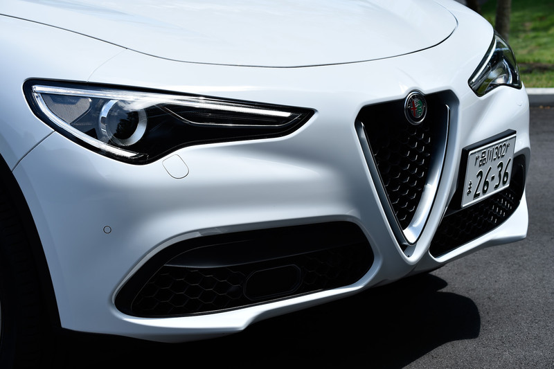 ファースト・エディションのヘッドライトはバイキセノン式で、LEDデイタイムランニングライトを備える。エンジンフードやフロントフェンダー、ドアアウターパネル、リアハッチには軽量なアルミニウム素材を採用し、理想的な前後重量配分や優れたパワーウェイトレシオを実現