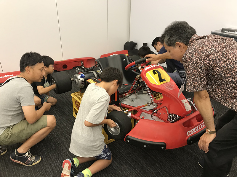 タイヤの装着は、表と裏を間違えないように、曲がらずまっすぐ入るように。一生懸命な背中を応援したくなりますね