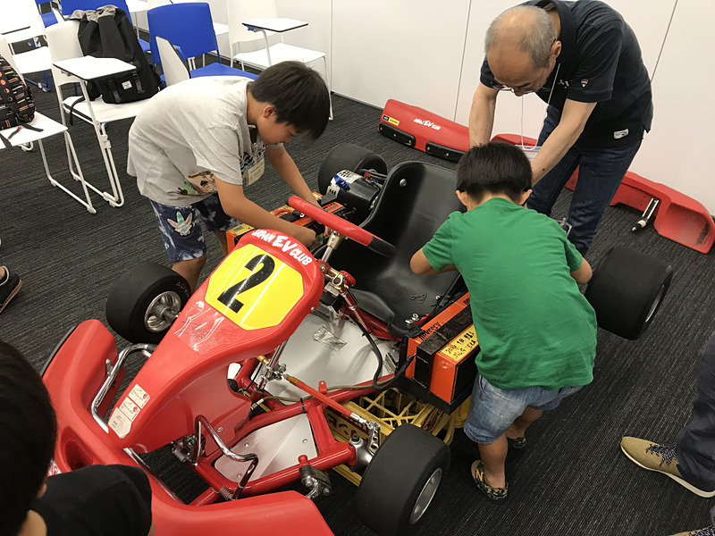 バッテリーの配線は、狭い隙間に入りやすい子供の手が大活躍。プロのメカニックより早いかも？という上手な子供もいました