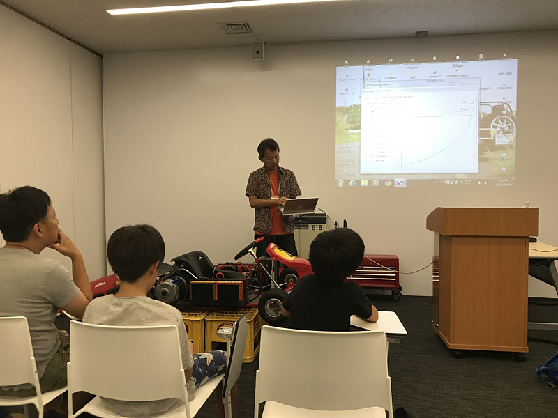 完成したEVカートをPCとつないでプログラミングの講習。これにはお父さんたちも熱心に聞き入っていました