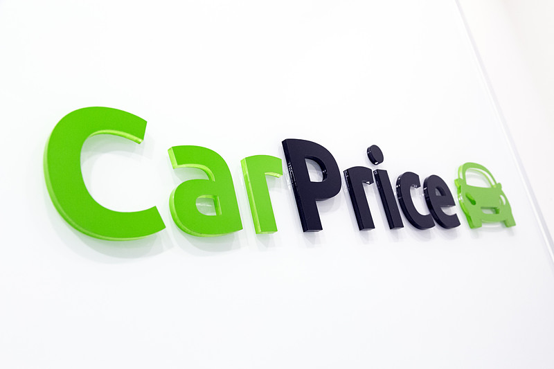 カープライスはロシアで生まれた会社。ロシアでは通貨価値の変動が大きかった時期もあるため、決済まで一定の時間がかかる一般的なクルマ売買より、売りと買いが同時に決まるオークションに人気があった。また、インターネットのクルマ売買が盛んなので、カープライスがこれらの特徴を合わせたインターネット・ライブオークションを開発。ルールがシンプルで日本の業者オークションのような複雑さや不透明さはない