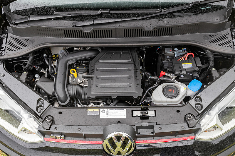 6月8日に600台限定で発売された「up! GTI」は直列3気筒DOHC 1.0リッターターボエンジンを搭載。最高出力は85kW（116PS）/5000-5500rpm、最大トルクは200N･m（20.4kgf･m）/2000-3500rpmを発生する