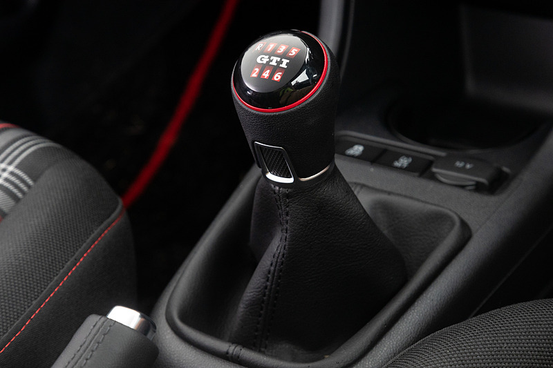 GTI専用のレザーマルチファンクションステアリングホイール、レザーシフトノブ、ドアシルプレートなどを装備するup! GTIのインテリア