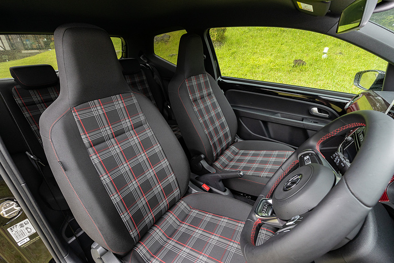 GTI専用のレザーマルチファンクションステアリングホイール、レザーシフトノブ、ドアシルプレートなどを装備するup! GTIのインテリア