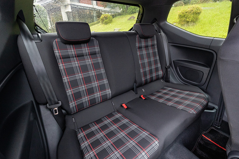 GTI専用のレザーマルチファンクションステアリングホイール、レザーシフトノブ、ドアシルプレートなどを装備するup! GTIのインテリア