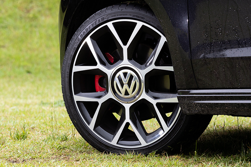 エクステリアではラジエターグリルにGTIならではのハニカムパターンを採用するとともに、専用の17インチアルミホイールやクロームエキゾーストパイプなどを装備。専用サスペンションにより車高は10mmローダウンされ、タイヤはグッドイヤー「EFFICIENT GRIP」（195/40 R17）を装着する