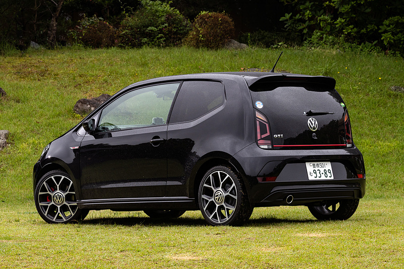 ディープブラックパールエフェクトカラーのup! GTI。ボディサイズは3625×1650×1485mm（全長×全幅×全高）、ホイールベースは2420mm。