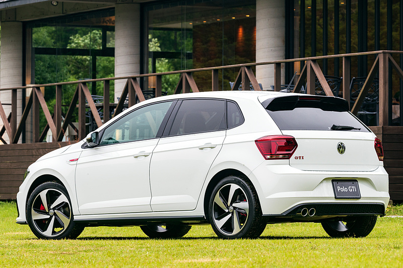 7月3日に発売された新型「ポロ GTI」（344万8000円）。同時発表の「up! GTI」と合わせ、GTIシリーズは13年ぶりに3モデルを展開することになった。ポロ GTIのボディサイズは4075×1750×1440mm（全長×全幅×全高）、ホイールベースは2550mm