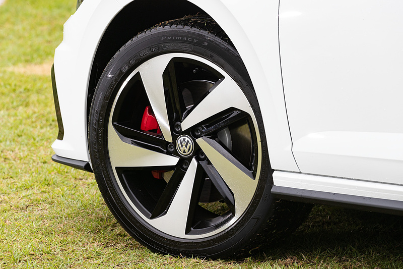 エクステリアではGTIを象徴するラジエターグリルの赤いストライプやレッドブレーキキャリパーをはじめ、専用17インチアルミホイール（タイヤはミシュラン「プライマシー 3」でサイズは215/45 R17）やデュアルエキゾーストパイプ、リアスポイラーを装備