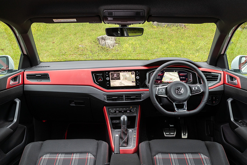 インテリアでは伝統のタータンチェックのファブリックシート柄に加え、レッドステッチの入ったマルチファンクションステアリングホイール、ベルベットレッドのダッシュパッドを採用するなど、随所に赤色が用いられるデザイン。純正インフォテイメントシステム“Discover Pro”では走行モードの選択も可能