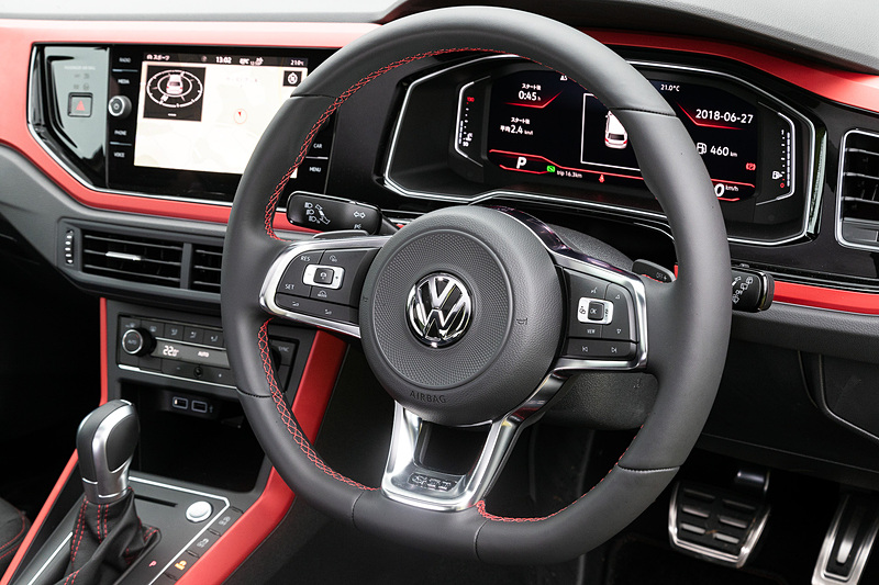 インテリアでは伝統のタータンチェックのファブリックシート柄に加え、レッドステッチの入ったマルチファンクションステアリングホイール、ベルベットレッドのダッシュパッドを採用するなど、随所に赤色が用いられるデザイン。純正インフォテイメントシステム“Discover Pro”では走行モードの選択も可能