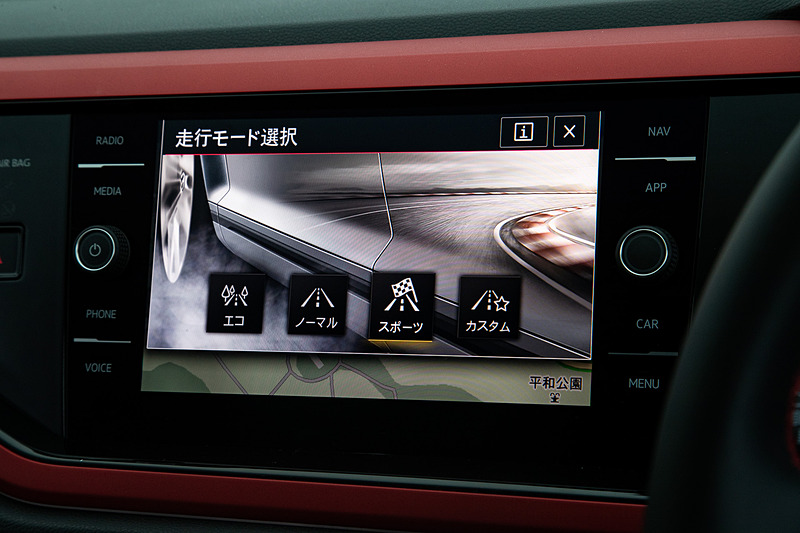 インテリアでは伝統のタータンチェックのファブリックシート柄に加え、レッドステッチの入ったマルチファンクションステアリングホイール、ベルベットレッドのダッシュパッドを採用するなど、随所に赤色が用いられるデザイン。純正インフォテイメントシステム“Discover Pro”では走行モードの選択も可能