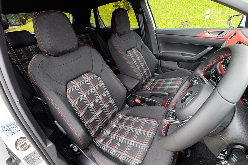 インテリアでは伝統のタータンチェックのファブリックシート柄に加え、レッドステッチの入ったマルチファンクションステアリングホイール、ベルベットレッドのダッシュパッドを採用するなど、随所に赤色が用いられるデザイン。純正インフォテイメントシステム“Discover Pro”では走行モードの選択も可能