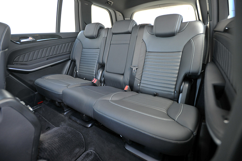 インテリアはSクラスと同等の上質さを備えたとし、3列シートの全席でエルボールームとヘッドルームを広く確保したことで、大人7人がくつろげる室内空間を実現。シートレイアウトを変更することで、ラゲッジルームは680Lから最大積載量の2300Lまで調整できる