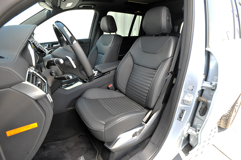 インテリアはSクラスと同等の上質さを備えたとし、3列シートの全席でエルボールームとヘッドルームを広く確保したことで、大人7人がくつろげる室内空間を実現。シートレイアウトを変更することで、ラゲッジルームは680Lから最大積載量の2300Lまで調整できる