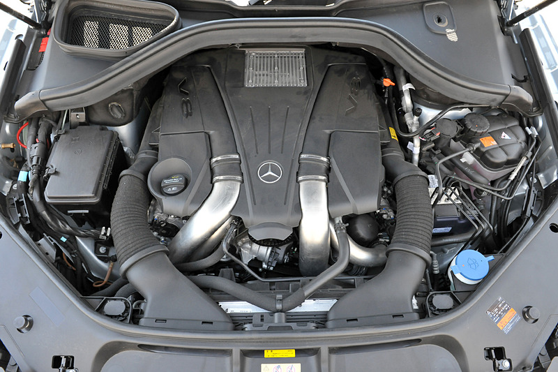 「GLS 550 4MATIC Sports 」は最高出力335kW（455PS）/5250-5500rpm、最大トルク700N・m（71.4kgf・m）/1800-3500rpmを発生するV型8気筒4.7リッターツインターボエンジンを搭載。JC08モード燃費は8.2km/L