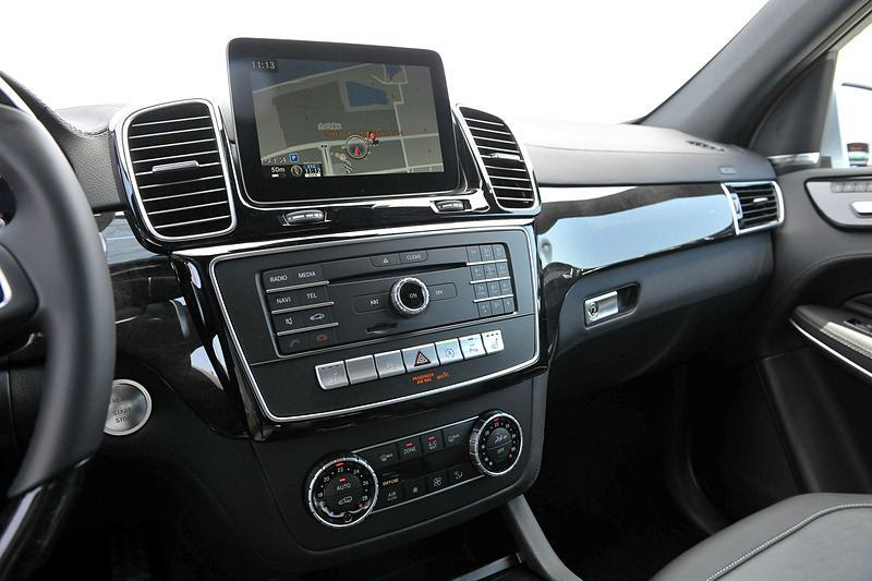 インテリアはSクラスと同等の上質さを備えたとし、3列シートの全席でエルボールームとヘッドルームを広く確保したことで、大人7人がくつろげる室内空間を実現。シートレイアウトを変更することで、ラゲッジルームは680Lから最大積載量の2300Lまで調整できる