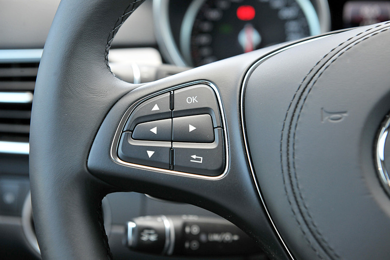 インテリアはSクラスと同等の上質さを備えたとし、3列シートの全席でエルボールームとヘッドルームを広く確保したことで、大人7人がくつろげる室内空間を実現。シートレイアウトを変更することで、ラゲッジルームは680Lから最大積載量の2300Lまで調整できる