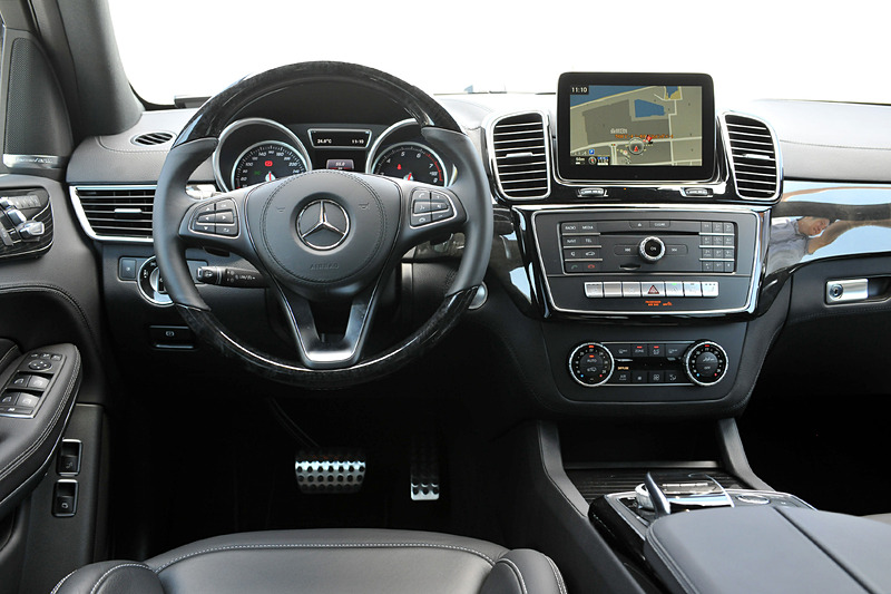 インテリアはSクラスと同等の上質さを備えたとし、3列シートの全席でエルボールームとヘッドルームを広く確保したことで、大人7人がくつろげる室内空間を実現。シートレイアウトを変更することで、ラゲッジルームは680Lから最大積載量の2300Lまで調整できる