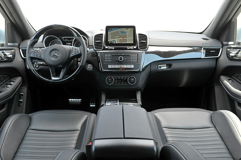インテリアはSクラスと同等の上質さを備えたとし、3列シートの全席でエルボールームとヘッドルームを広く確保したことで、大人7人がくつろげる室内空間を実現。シートレイアウトを変更することで、ラゲッジルームは680Lから最大積載量の2300Lまで調整できる