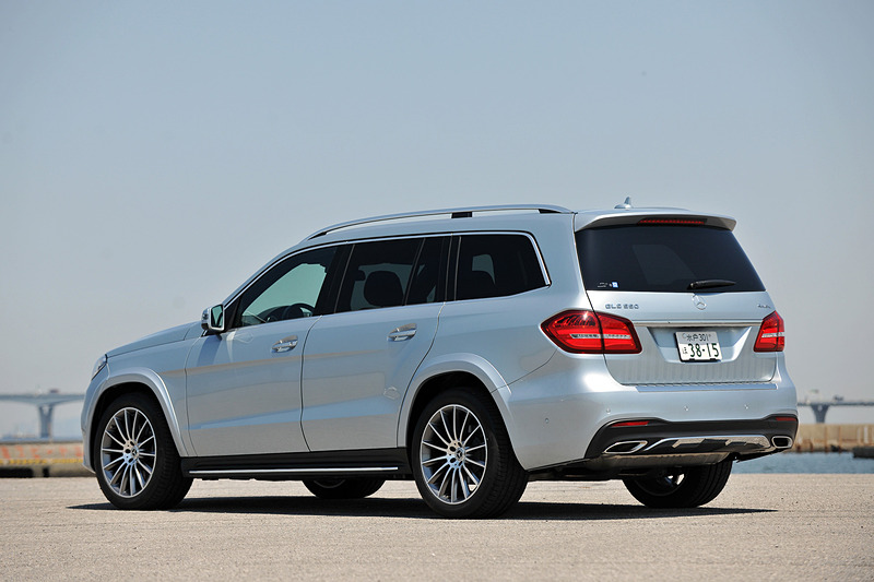 今回試乗したメルセデス・ベンツのフラグシップSUV「GLS」（GLS 550 4MATIC スポーツ）のボディサイズは5140×1980×1850mm（全長×全幅×全高）、ホイールベースは3075mm。価格は1530万円。同グレードのステアリング位置は左のみの設定