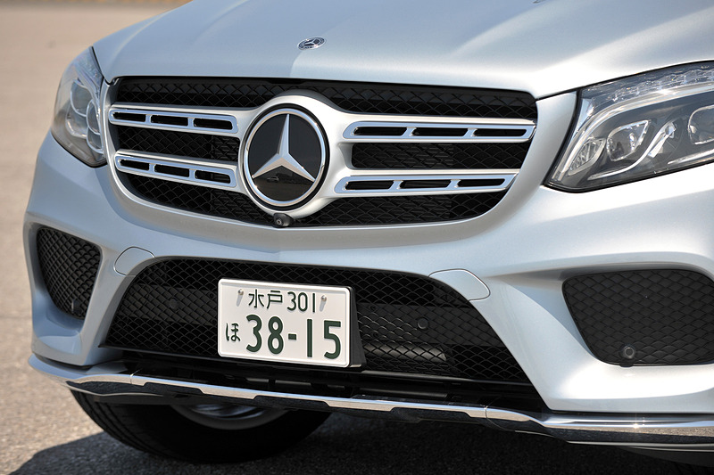 エクステリアでは、フロントグリルに2本のルーバーと大開口化したエアインテークなどが特徴的なAMGデザインを採用するとともに、アンダーガードやルーフレール、サイドスカートなどにクロームルックのエクステリアパーツを用い、スポーティさとSUVのデザイン要素を融合