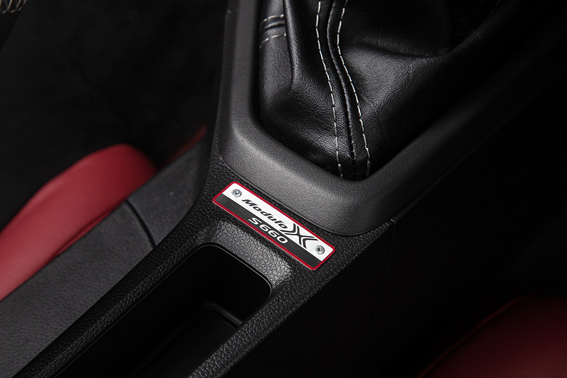 オーナー心をくすぐるModulo Xのロゴ入りアルミ製コンソールプレート、メーターも備わる