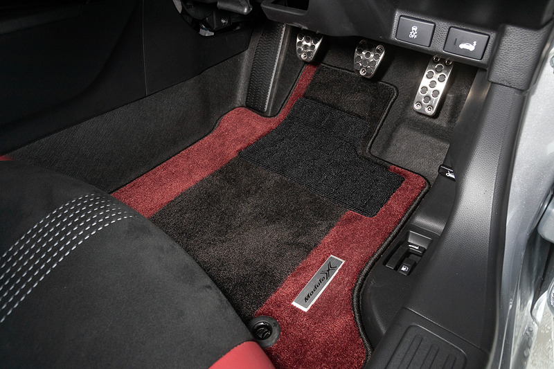 インテリアカラーはボルドーレッド×ブラック。スポーツレザーシート（本革×ラックス スェード/ボルドーレッド×ブラック/Modulo Xロゴ入り）をはじめ、本革巻ステアリングホイール、サイドブレーキカバー、インパネソフトパッド（ボルドーレッド）、フロアカーペットマットなどが専用品になる