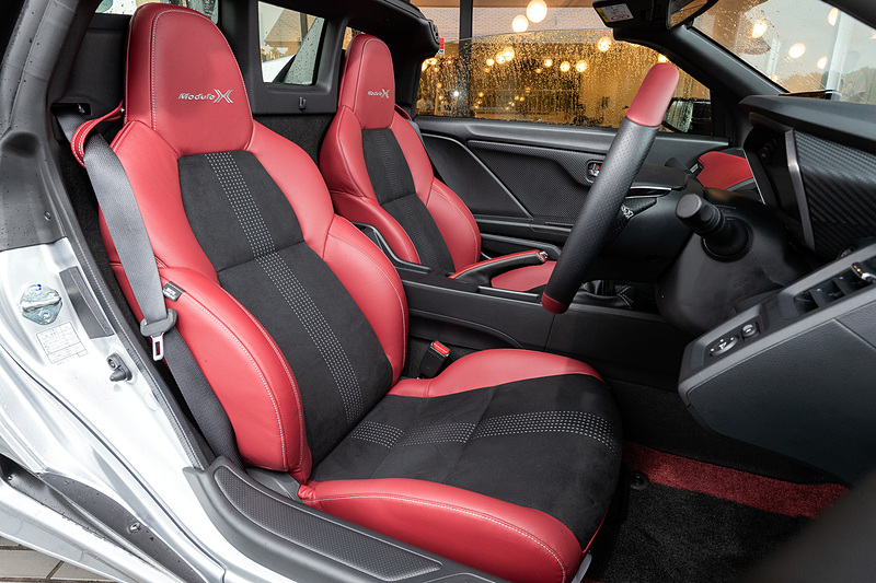 インテリアカラーはボルドーレッド×ブラック。スポーツレザーシート（本革×ラックス スェード/ボルドーレッド×ブラック/Modulo Xロゴ入り）をはじめ、本革巻ステアリングホイール、サイドブレーキカバー、インパネソフトパッド（ボルドーレッド）、フロアカーペットマットなどが専用品になる