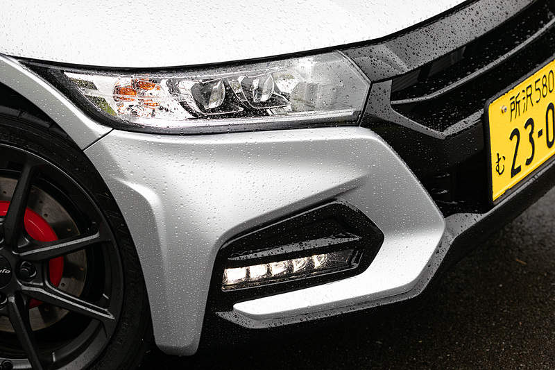 空力性能を突き詰めたというエクステリアのデザイン。フロントまわりでは専用設計のグリル一体型フロントバンパーを採用するとともに、正面から入る風を狙った位置に導くエアガイドフィンを設定。リアまわりでは速度によって開閉するアクティブスポイラーにガーニーフラップを新たに装着して操縦安定性を高めている。ボルドーレッドのロールトップもS660 Modulo X専用装備