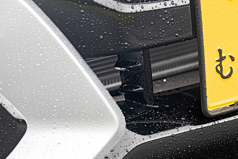 空力性能を突き詰めたというエクステリアのデザイン。フロントまわりでは専用設計のグリル一体型フロントバンパーを採用するとともに、正面から入る風を狙った位置に導くエアガイドフィンを設定。リアまわりでは速度によって開閉するアクティブスポイラーにガーニーフラップを新たに装着して操縦安定性を高めている。ボルドーレッドのロールトップもS660 Modulo X専用装備