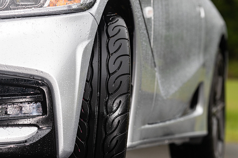 足下ではステルスブラック塗装のアルミホイール（フロント15インチ、リア16インチ）を装着。タイヤは標準車と同じく、本田技研工業と横浜ゴムが共同開発した「ADVAN NEOVA AD08R」（フロント165/55 R15、リア195/45 R16）