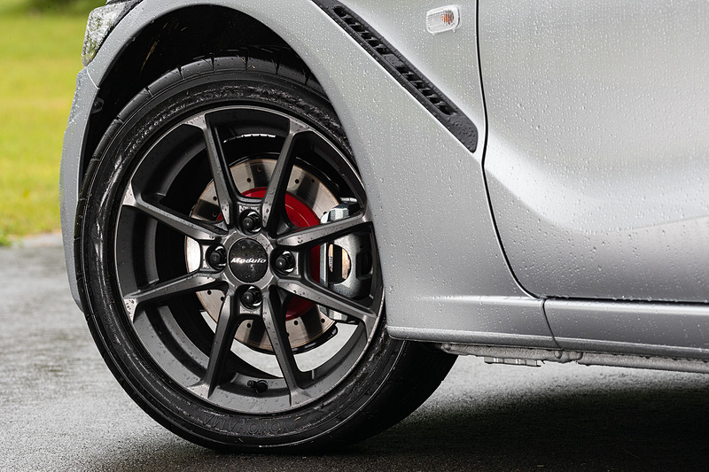 足下ではステルスブラック塗装のアルミホイール（フロント15インチ、リア16インチ）を装着。タイヤは標準車と同じく、本田技研工業と横浜ゴムが共同開発した「ADVAN NEOVA AD08R」（フロント165/55 R15、リア195/45 R16）