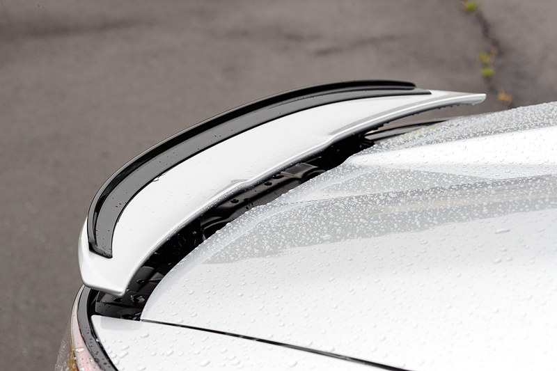 空力性能を突き詰めたというエクステリアのデザイン。フロントまわりでは専用設計のグリル一体型フロントバンパーを採用するとともに、正面から入る風を狙った位置に導くエアガイドフィンを設定。リアまわりでは速度によって開閉するアクティブスポイラーにガーニーフラップを新たに装着して操縦安定性を高めている。ボルドーレッドのロールトップもS660 Modulo X専用装備