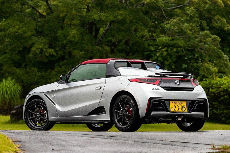 7月6日に発売されたModulo Xシリーズの第5弾「S660 Modulo X」。トランスミッションは6速MT、CVT（7速モード付＋パドルシフト）を設定し、価格はいずれも285万120円。主要諸元は「α」グレードと共通で、ボディサイズは3395×1475×1180mm（全長×全幅×全高）、ホイールベースは2285mm