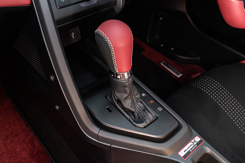 6速MT仕様はチタン製シフトノブ（左）、CVT仕様はボルドーレッド×ブラックカラーの本革製セレクトノブ（右）を採用。それぞれ専用品